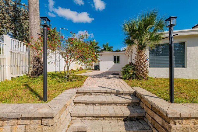 Building Photo - 5780 SW 18th St