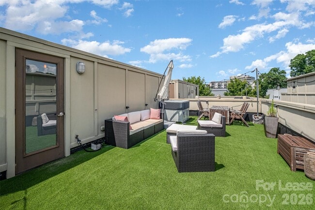 Building Photo - 925 Westbrook Dr