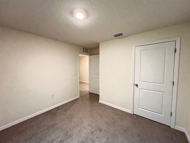 Building Photo - 4BD/2BA Modern Comfort Meets Suburban Serenity in Ocala! WASHER & DRYER INCLUDED! FULLY FENCED HOME!