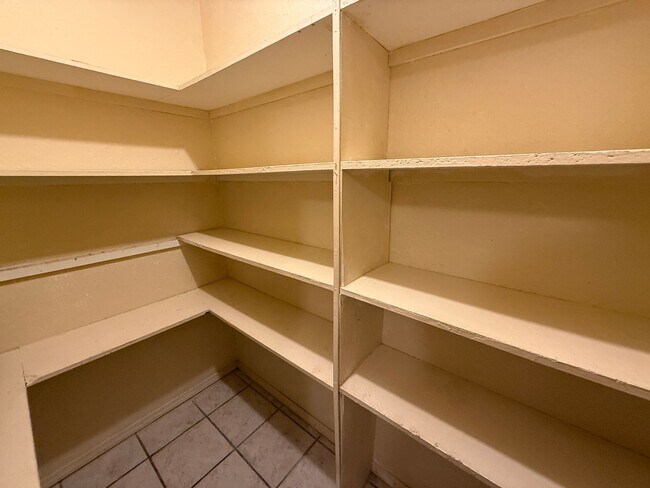 Building Photo - Huge Master Suite, culd-du-sac, Jenks Scho...