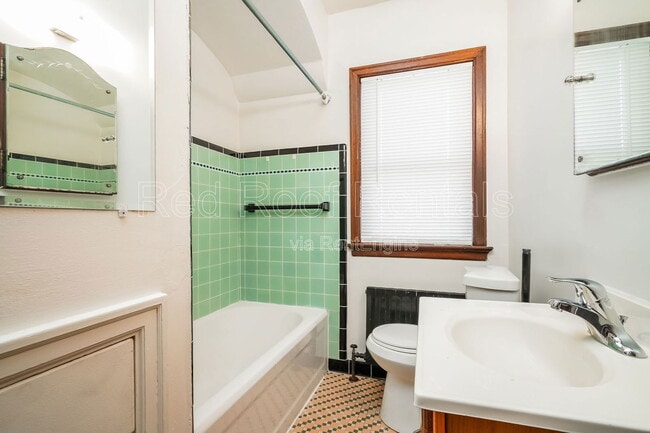 Building Photo - 1325 6th Ave