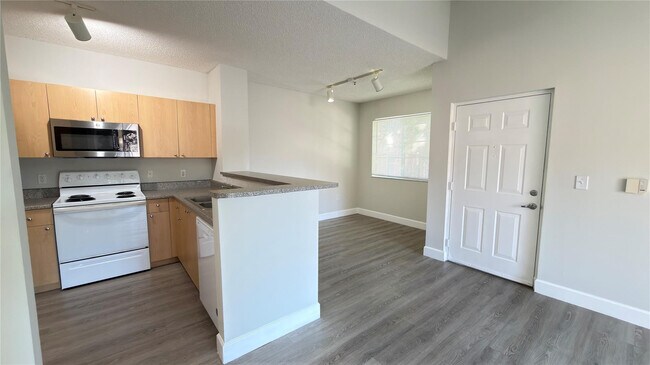 Building Photo - 8000 Nob Hl Rd