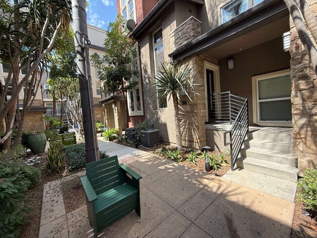 Building Photo - Modern Comfort Awaits: Spacious 3-Bed, 3.5...
