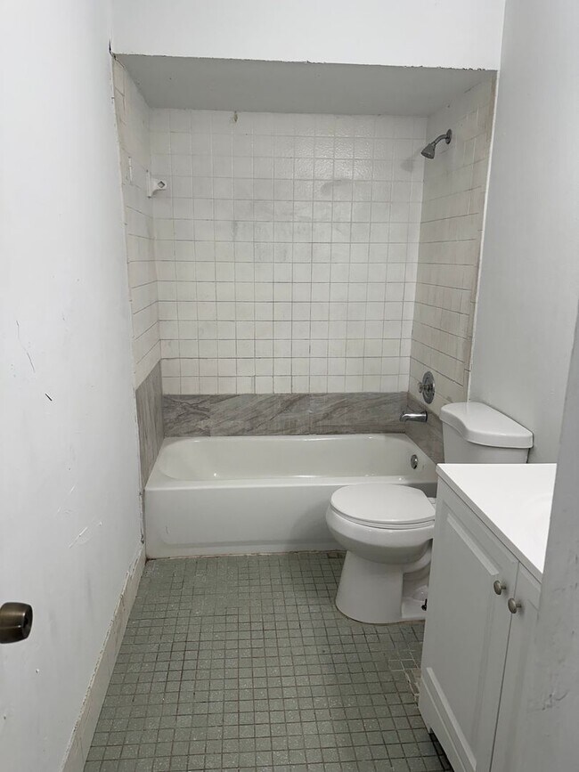 Building Photo - 931 SW 20th Ct