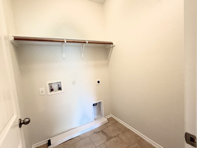 Building Photo - 437 Travertine Trail