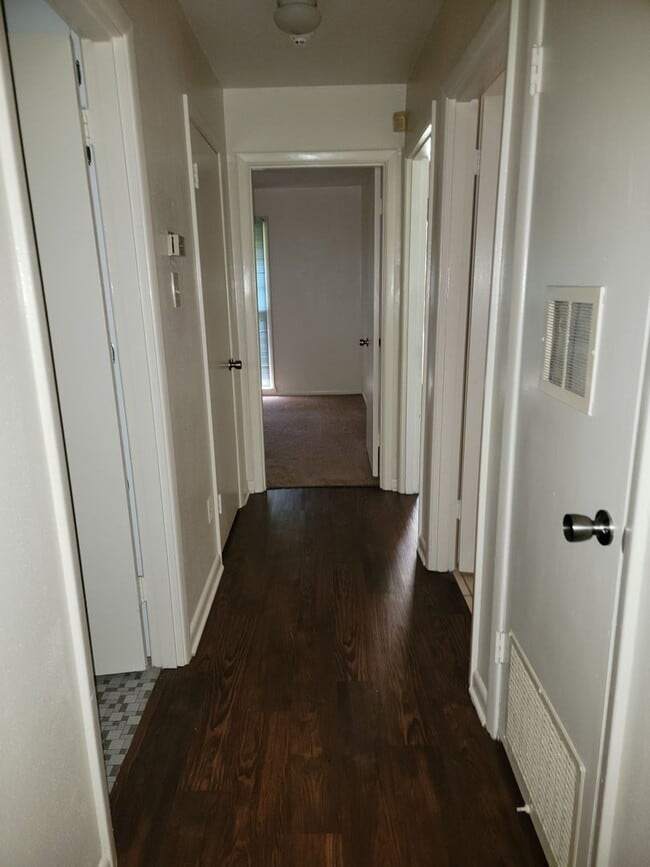 Building Photo - 3 bedroom 2 Bathroom Home