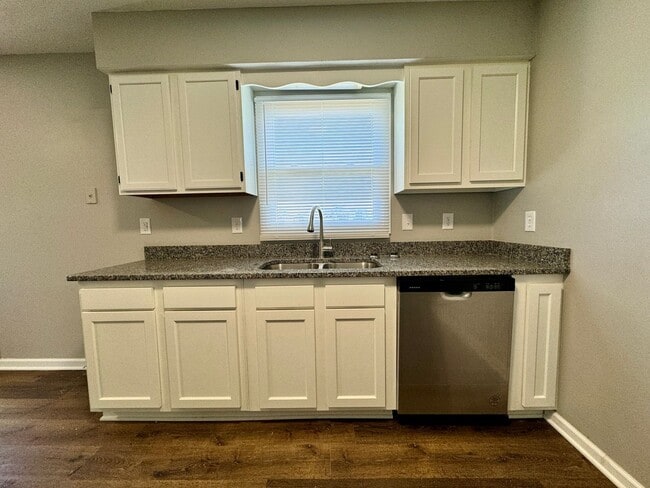 Building Photo - Beautiful Remodeled 2 Bedroom in Richmond!