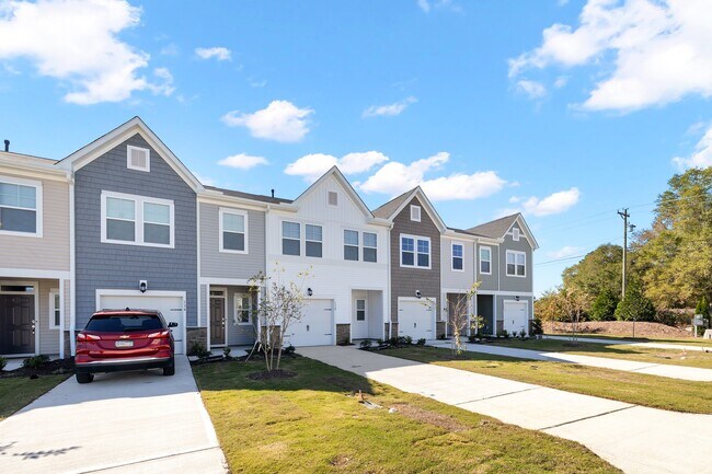 Building Photo - 130 Paramount Dr