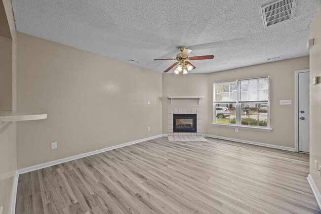 Building Photo - Welcome to Hunters Creek!