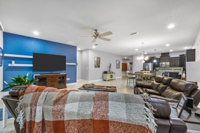 Building Photo - Beautifully Maintained home in Pool Community!