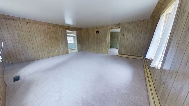 Building Photo - 2nd Floor Apartment