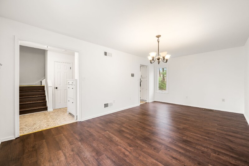 Building Photo - 302 Pinebrooke Cir