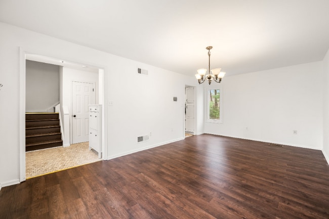 Building Photo - 302 Pinebrooke Cir