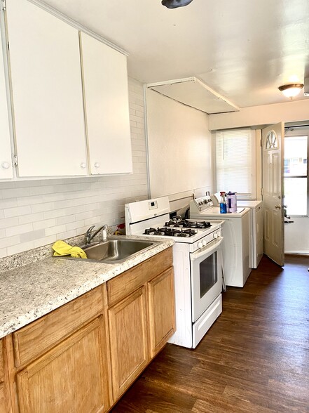 Kitchen - 32616 Montcalm St