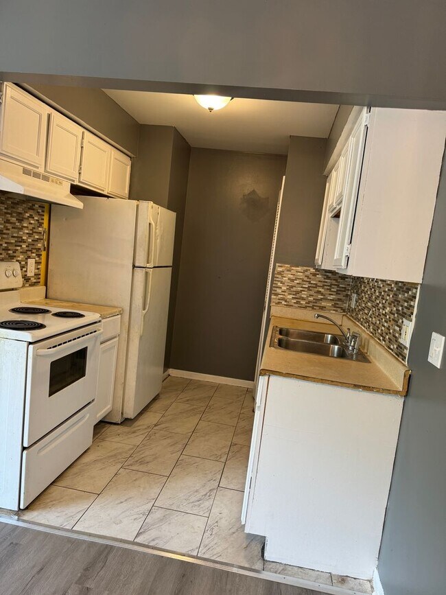 Building Photo - ONE BEDROOM APARTMENT COMING AVAILABLE! NO...