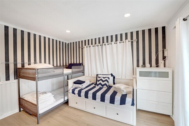 Building Photo - 2889 NE 35th St