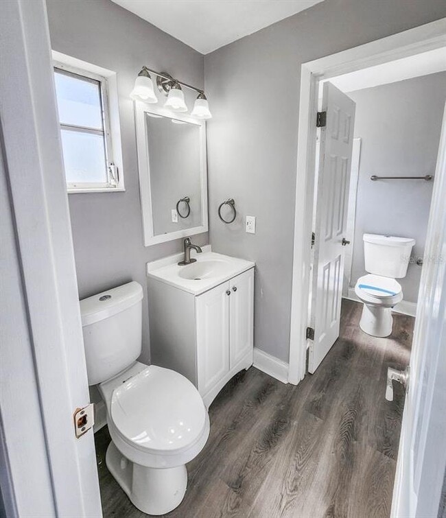 Building Photo - 995 Barclay Dr