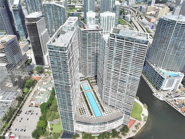 Building Photo - 495 Brickell Ave