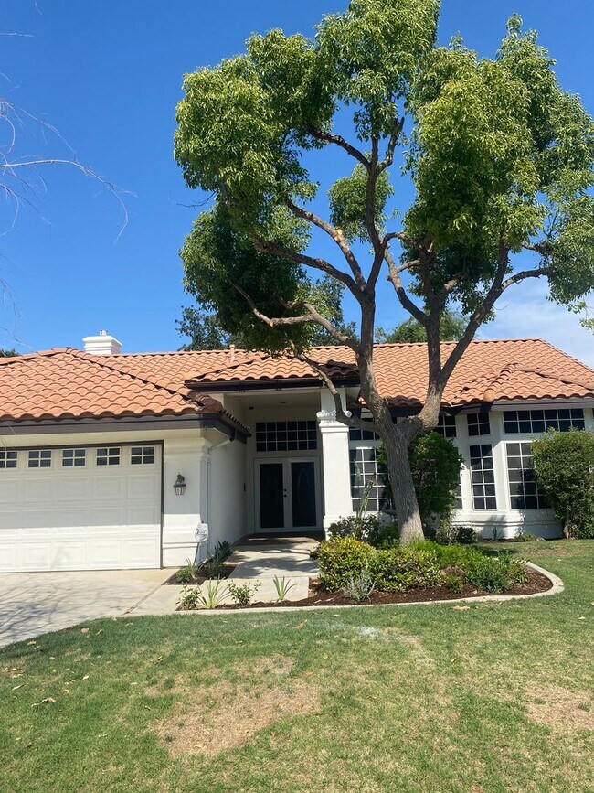 Building Photo - Gorgeous 3 Bedroom 2 Bath Home