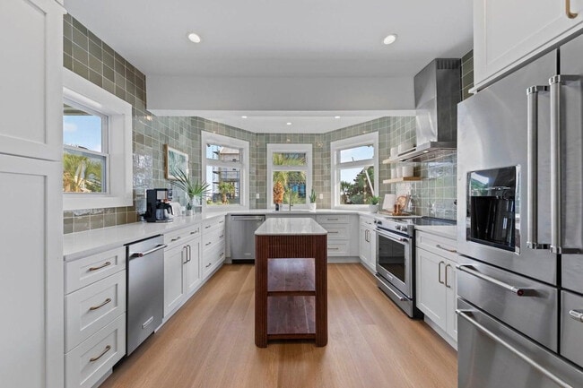 Building Photo - 169 Pompano St