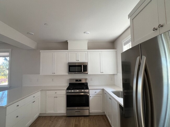 Building Photo - Beautiful 4 Bedroom 3.5 BA Home! Mother in Law Suite, Attached Garage & Top floor Bonus Room!