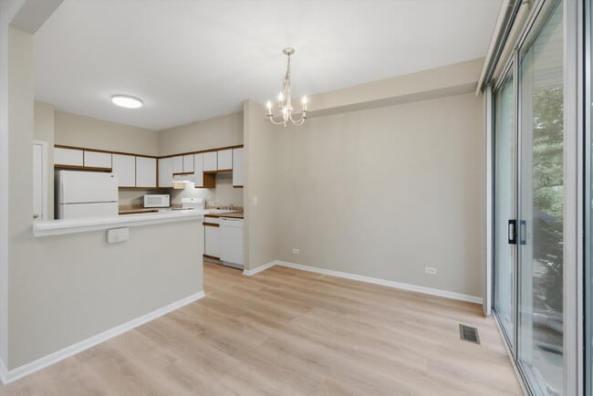 Building Photo - Beautifully Updated End-Unit Townhome