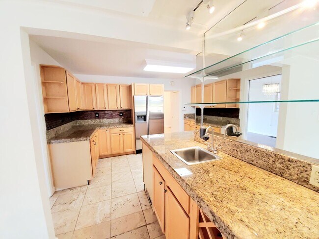 Building Photo - 2745 Summit Dr