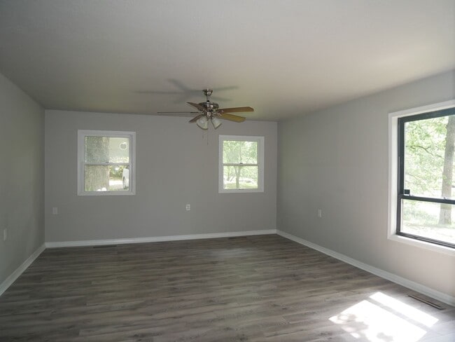 Building Photo - Gorgeous 4 bedroom, 2.5 bath House on a 1 ...