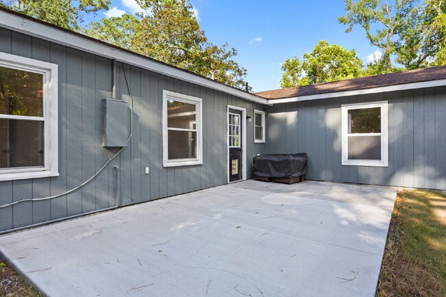 Building Photo - 3 bed 1 bath ranch with large storage/workshop building