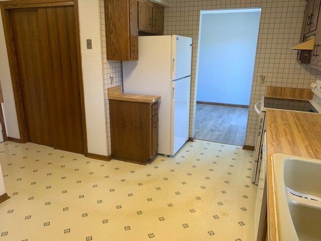 Kitchen - 7936 Daniel Ct