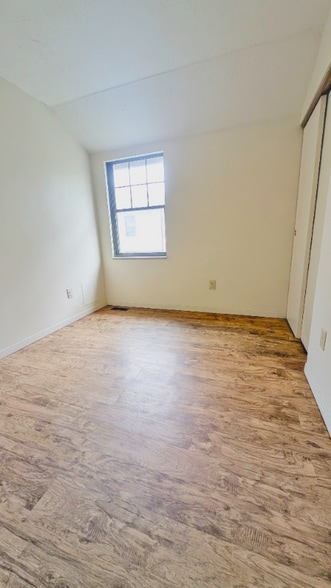 Building Photo - 533 E Graham Pl