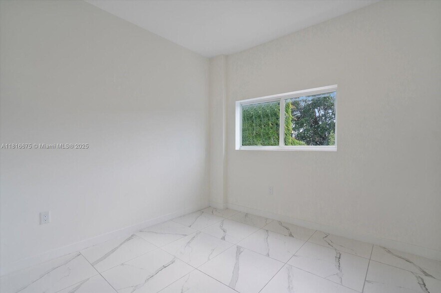 Building Photo - 420 SW 7th Ave