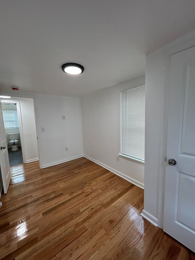 Building Photo - Newly Renovated 5 Bedroom 2 Bathroom Singl...