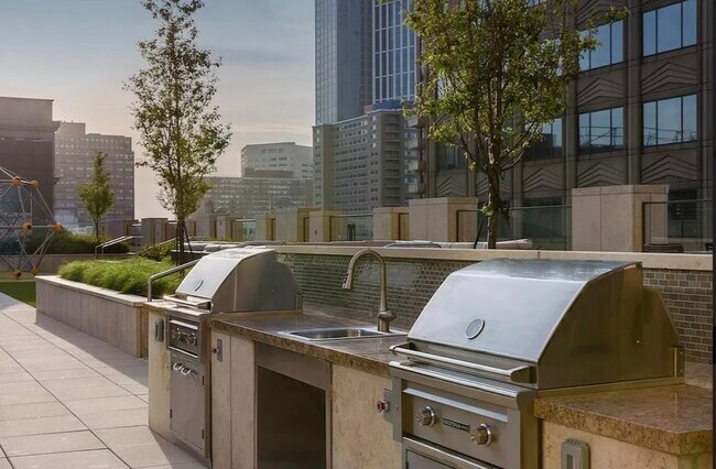 Building Photo - 99 Hudson St