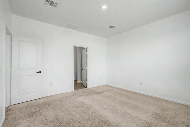Building Photo - 511 Louis Ln