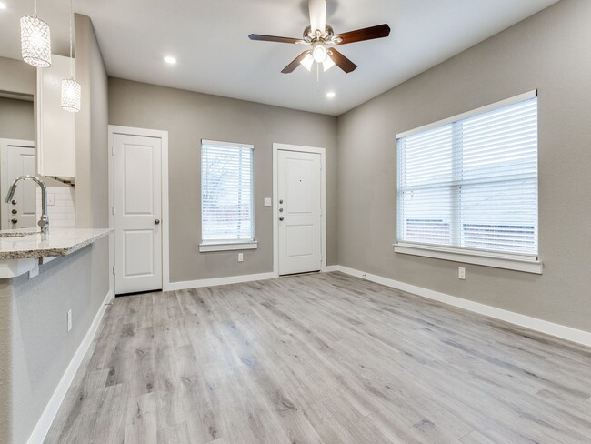 Building Photo - 3205-3207 Karen St