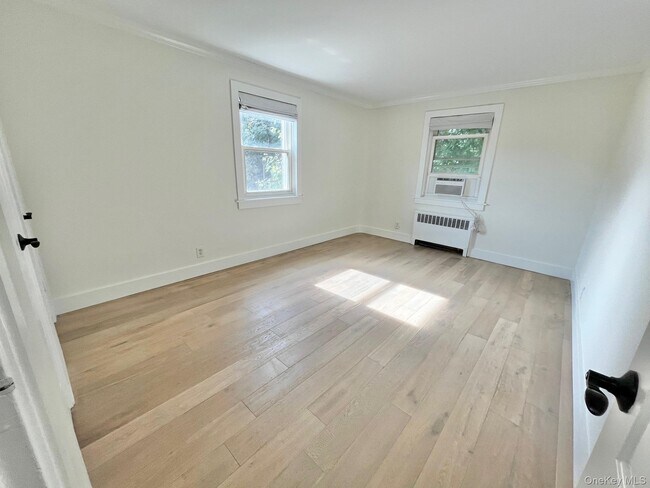 Building Photo - 450 Pelham Rd