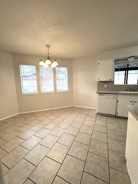 Dining - 2470 Oak Park
