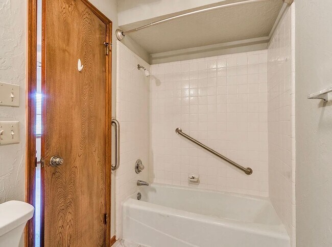 Building Photo - Beautiful 3bed/2bath Townhome Available in Westside Norman!!