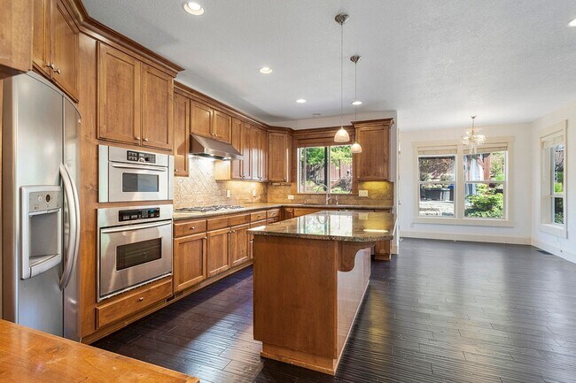 Building Photo - Stunning Large Home with 3 primary bedrooms + Tons of Amenities, Amazing Backyard !
