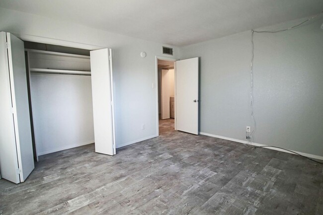 Building Photo - Spacious 2 bedroom 1 bath townhouse in San...