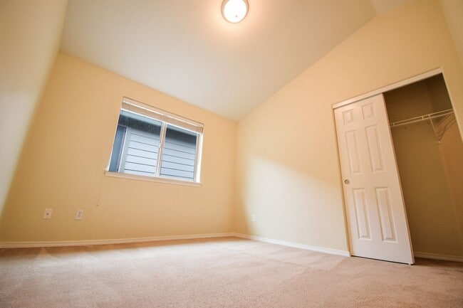 Building Photo - Beautiful Home in Amazing Neighborhood!