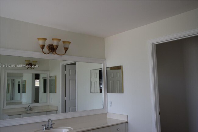 Building Photo - 991 Crestview Cir