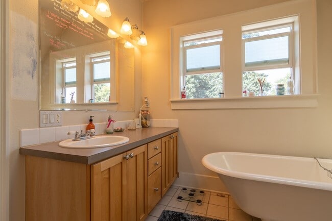 Building Photo - 6406 SE 44th Ave