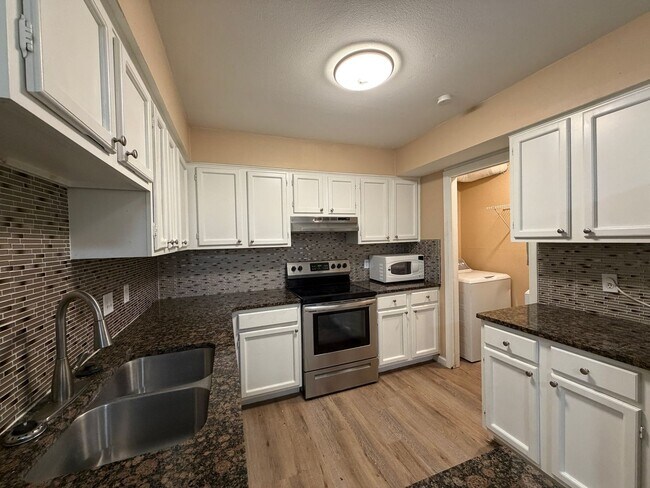 Building Photo - South Side Two Story Townhome!!