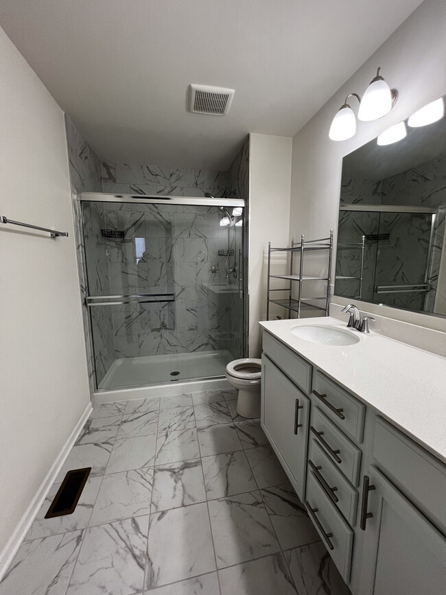 Building Photo - 858 Finley Dr