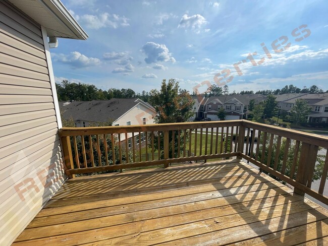 Building Photo - Beautiful 4 Bedroom 2.5 Bathroom End Unit ...