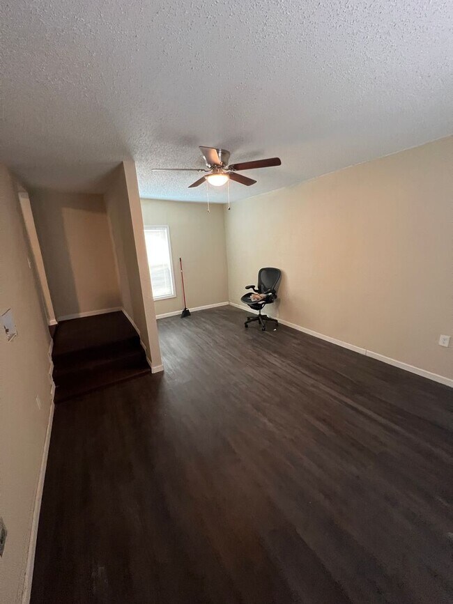 Building Photo - 2 Bedroom 1 bathroom with a bonus/flex room!