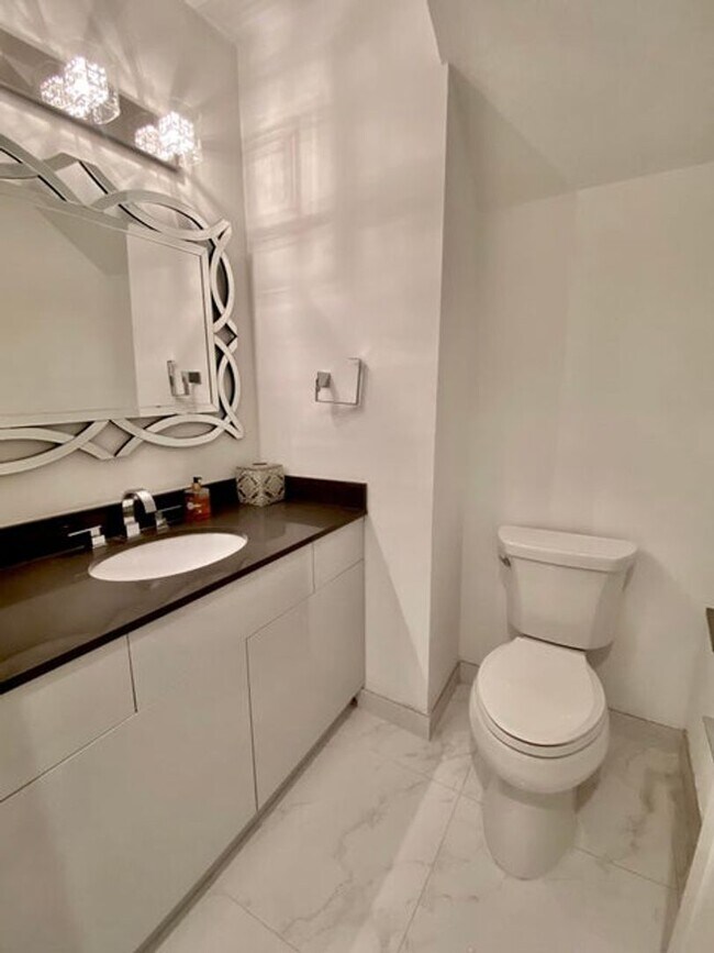 Building Photo - 850 Millbrae Ct