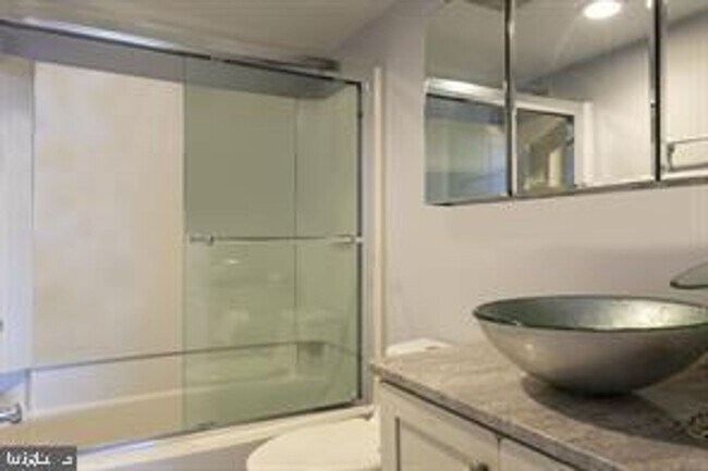 Building Photo - Bi-Level Penthouse with 3 Balconies & Delaware River Views | 3 Bed, 3 Bath | Society Hill